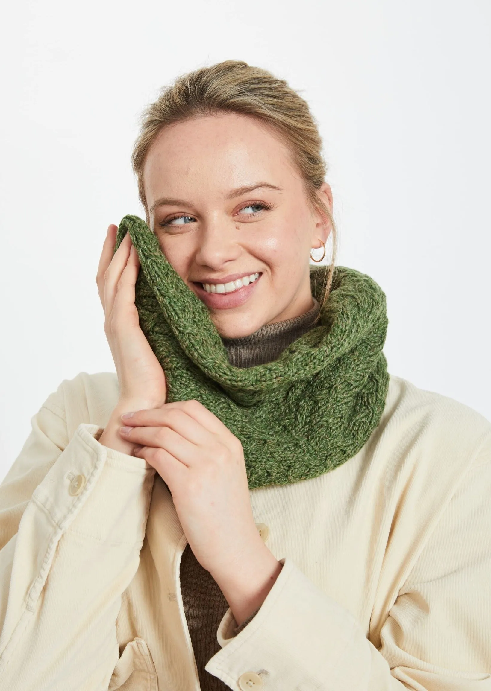 Aran Infinity Cable Scarf | Green