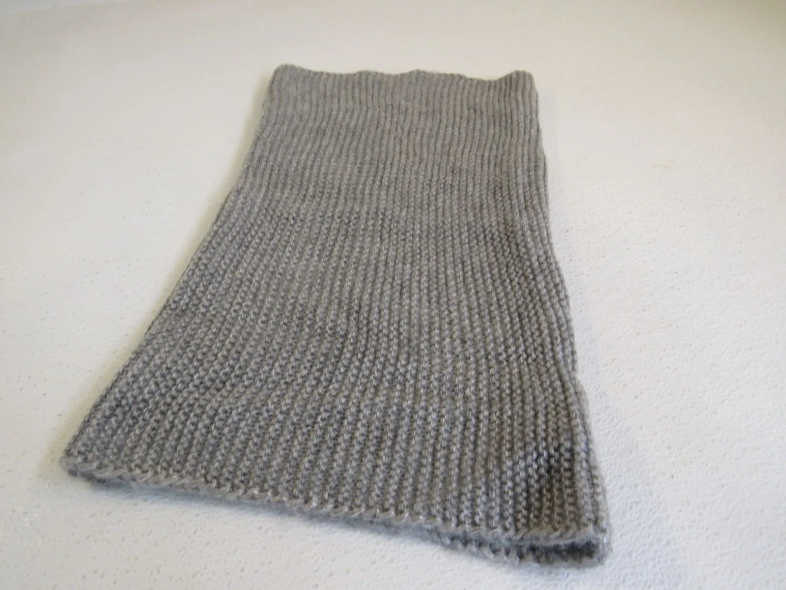 H&M Scarf 21 1/2-in Grey Infinity Acrylic Female -- Used